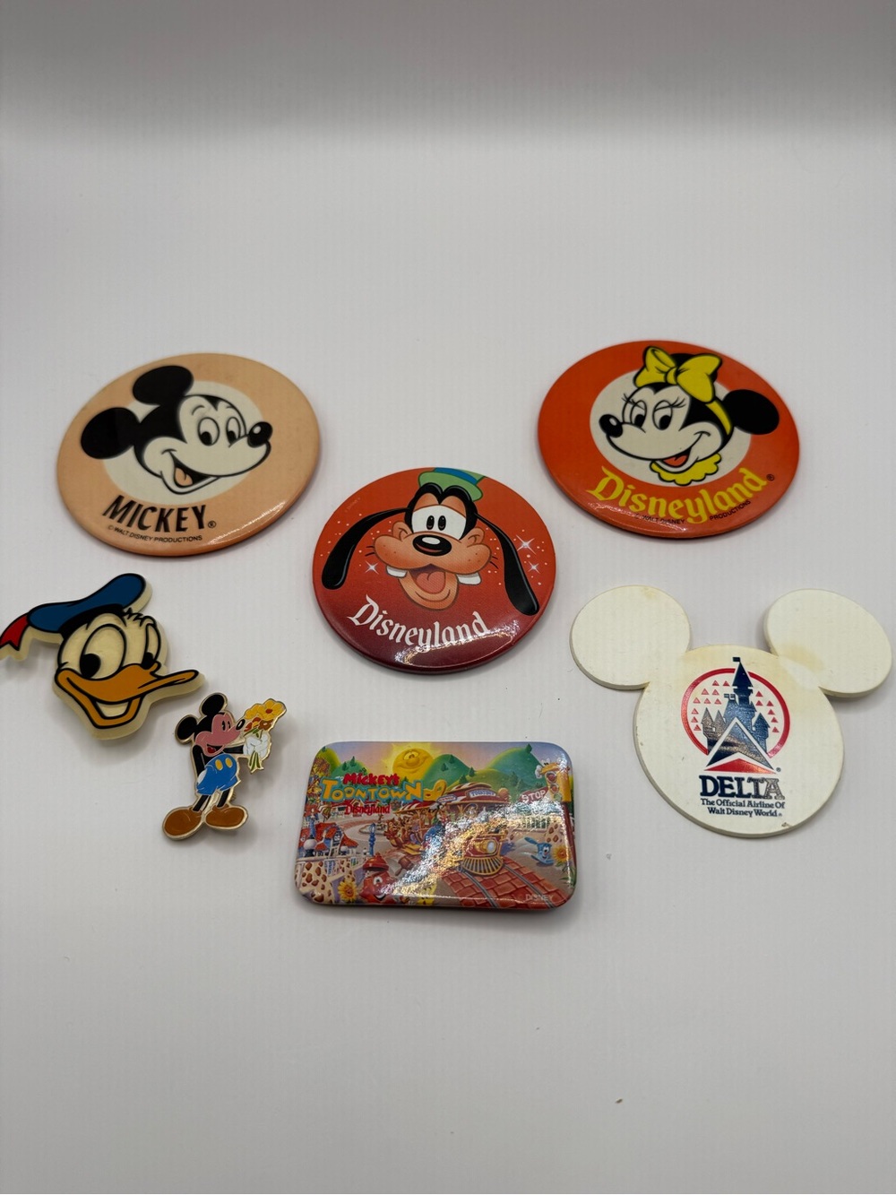Lot 7 Vintage Disney Pins Buttons Disneyland Mickey Minnie Goofy Toontown Delta